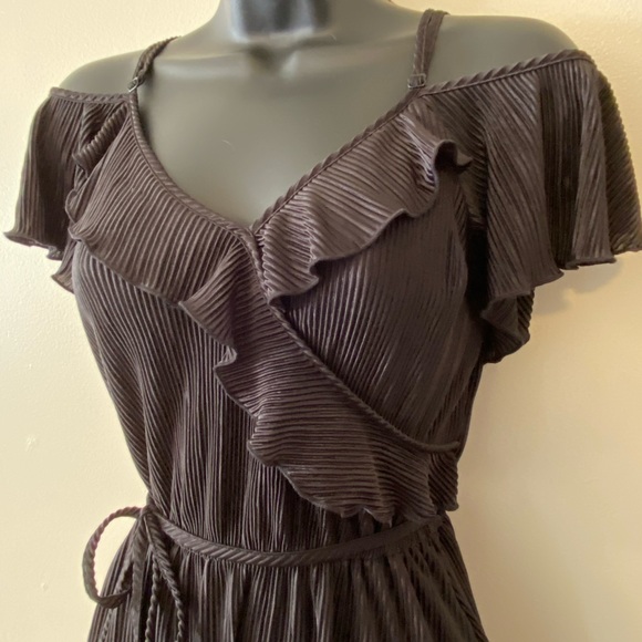 🚫SOLD🚫 Ruched off the shoulder dress - Picture 2 of 4